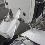 Máquina de Costura na Aba Curva